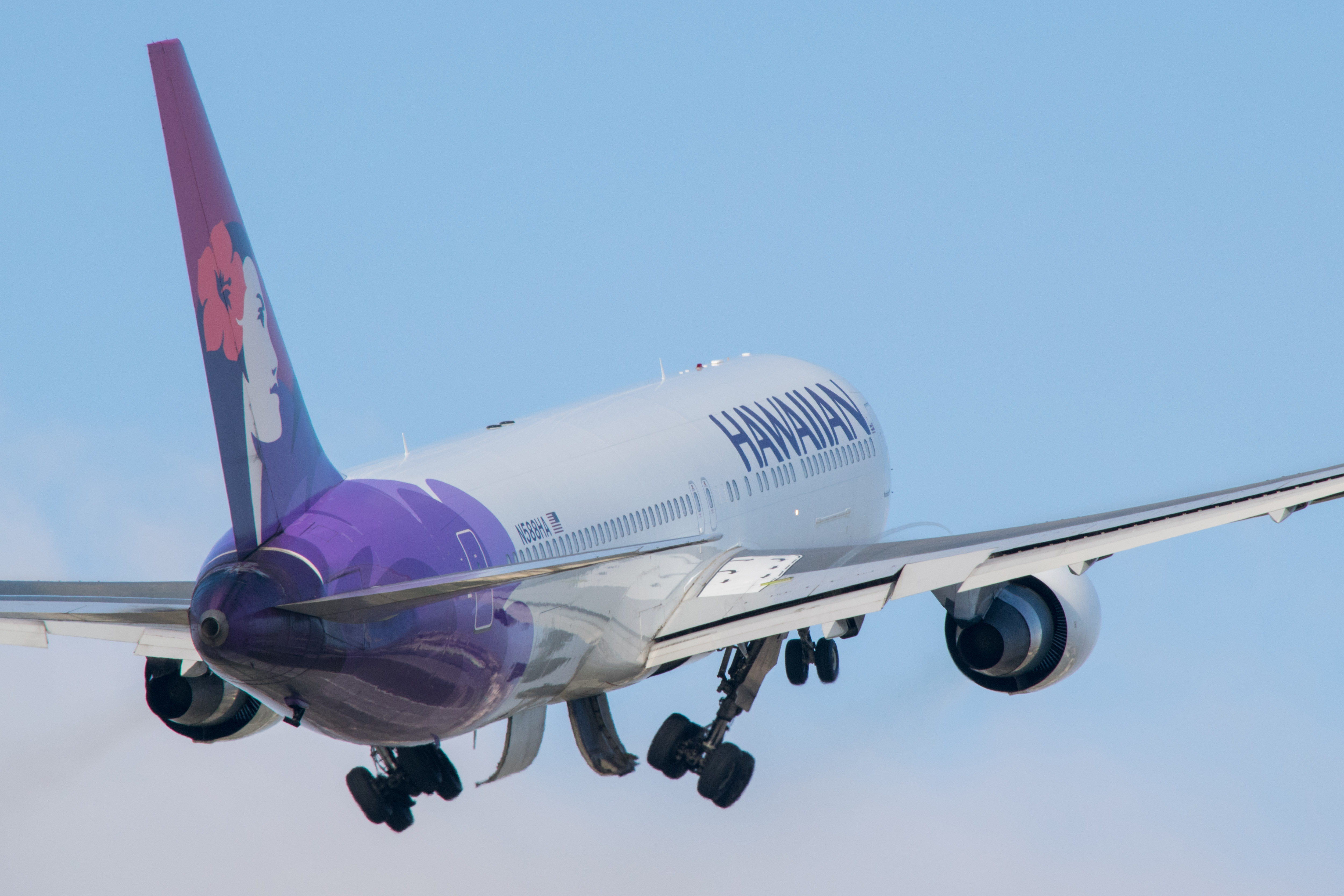 Hawaiian Airlines taking off from SJC