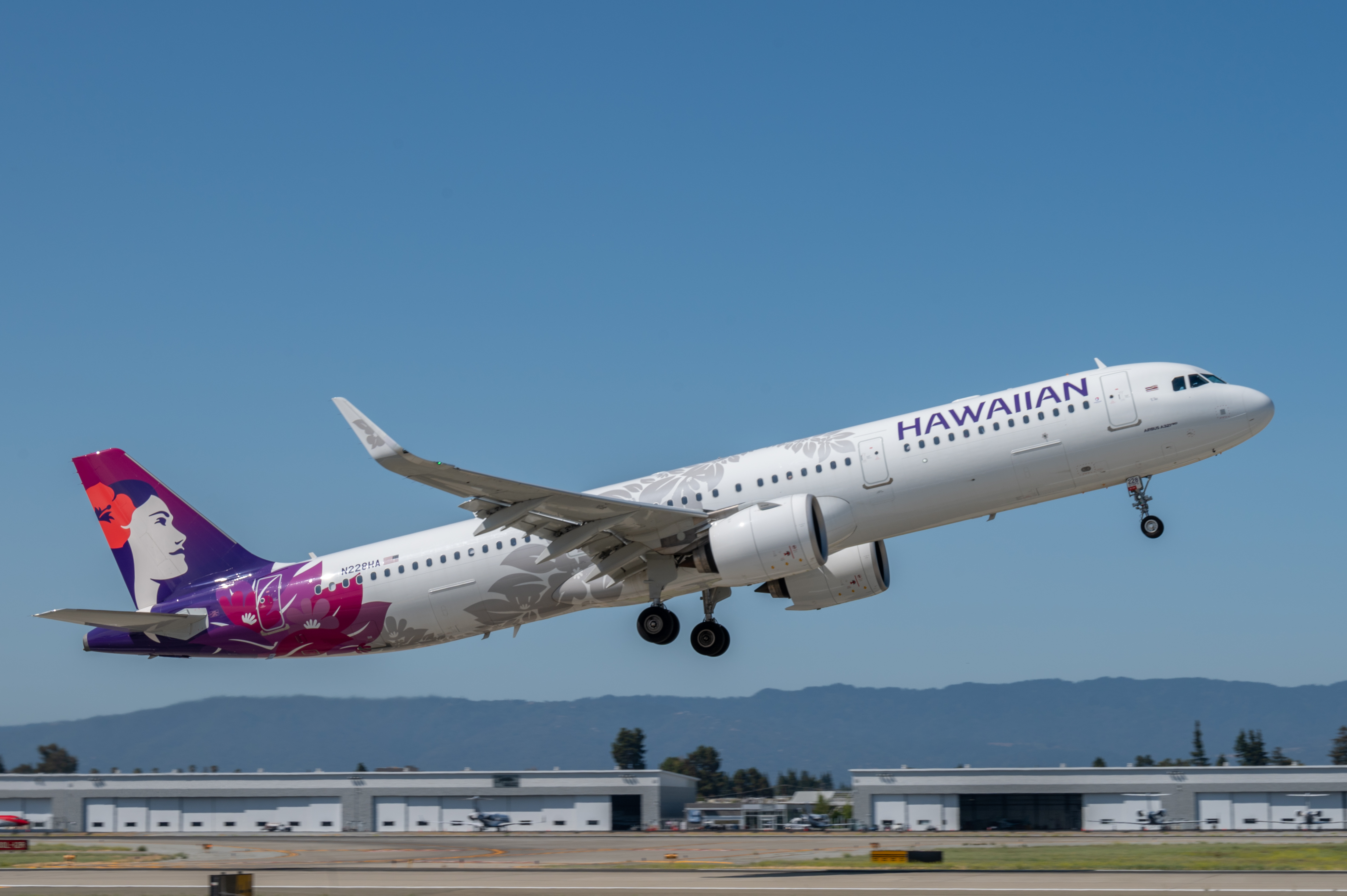 Hawaiian Airlines taking off from SJC