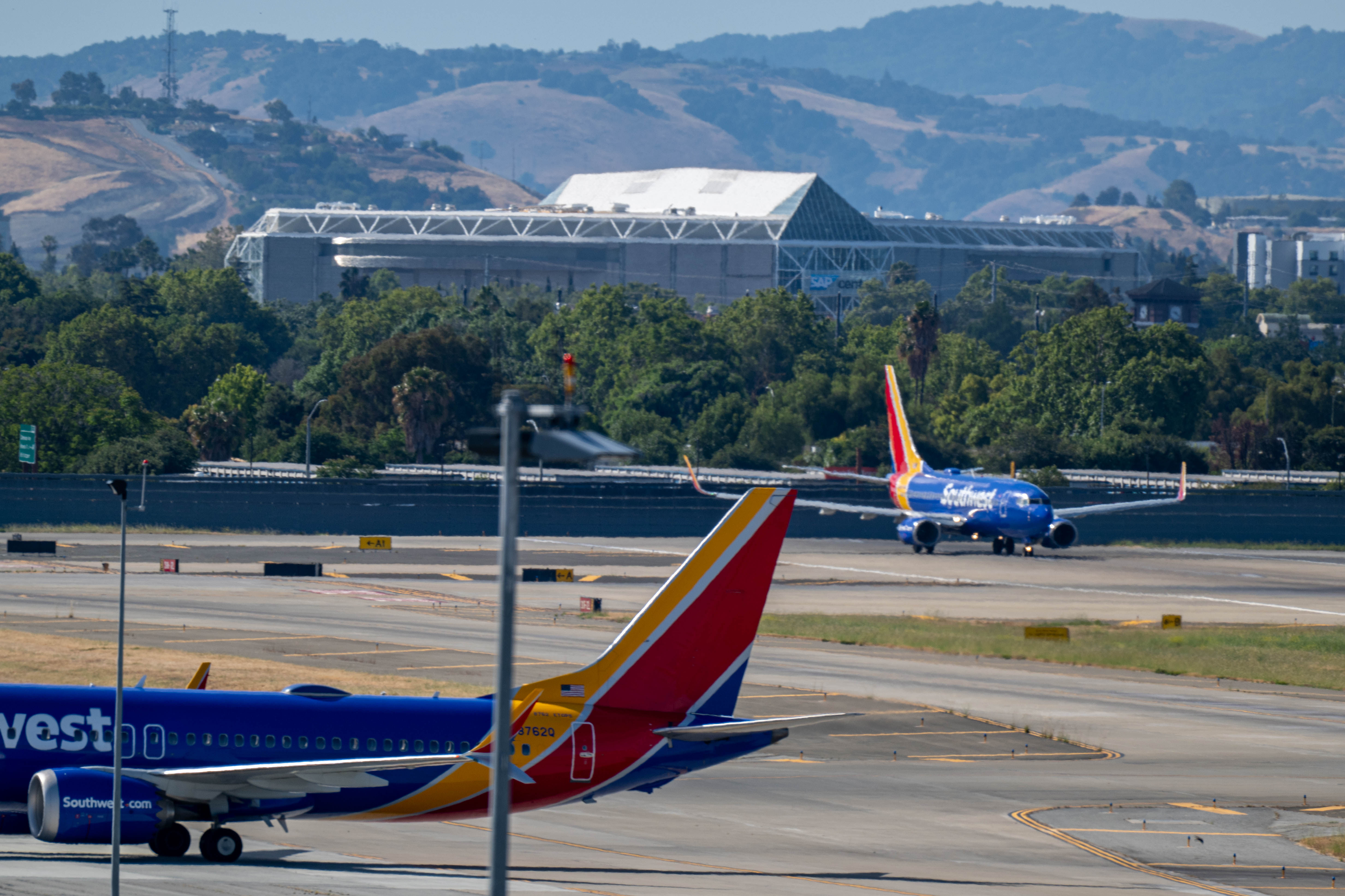 Southwest plane at SJC with SAP in the background