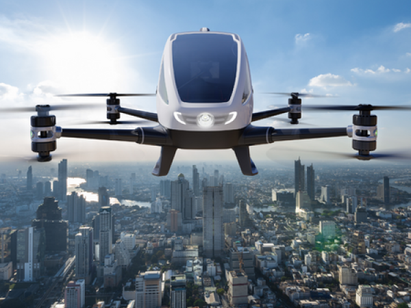 An eVTOL flies above a city.