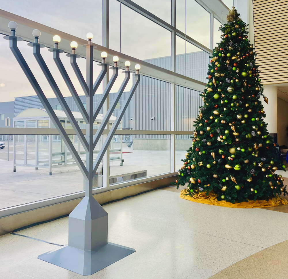 SJC baggage claim during the holidays